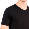Detaliu tricou negru din fibre naturale de bambus