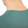 Detaliu tricou verde din fibre naturale de bambus