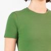 Detaliu tricou maneca scurta dama din lana merino verde