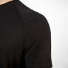 Detaliu tricou tehnic negru din fibre naturale de bambus