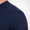Detaliu tricou tehnic bleumarin din fibre naturale de bambus