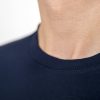 Detaliu tricou tehnic bleumarin din fibre naturale de bambus