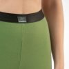 Detaliu pantaloni colanti dama din lana pura merino verde