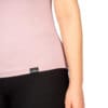 Detaliu tricou tehnic din fibra de bambus, culoarea roz de dama