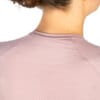 Detaliu spate tricou tehnic din fibra de bambus, culoarea roz pentru femei